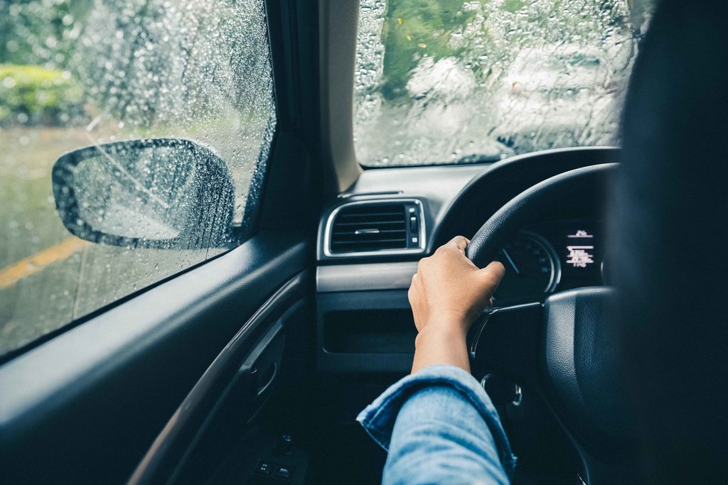 KINH NGHIỆM LÁI XE AN TOÀN TRONG MÙA MƯA BÃO